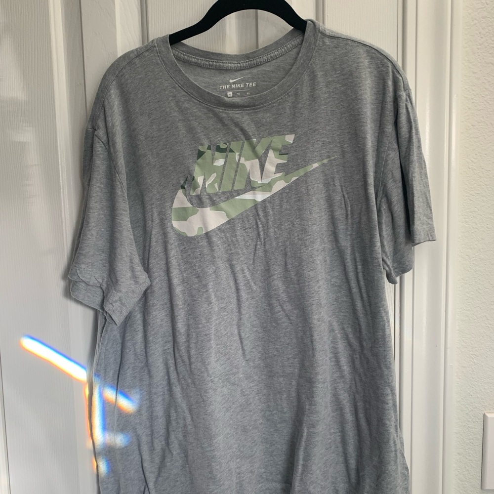 Nike Men's Gray Short Sleeve T-Shirt with Green Camo Logo